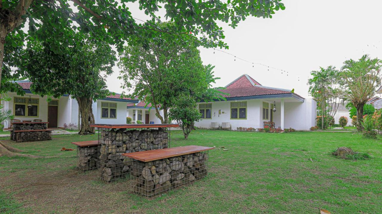 Royal Brongto Hotel Yogyakarta Buitenkant foto