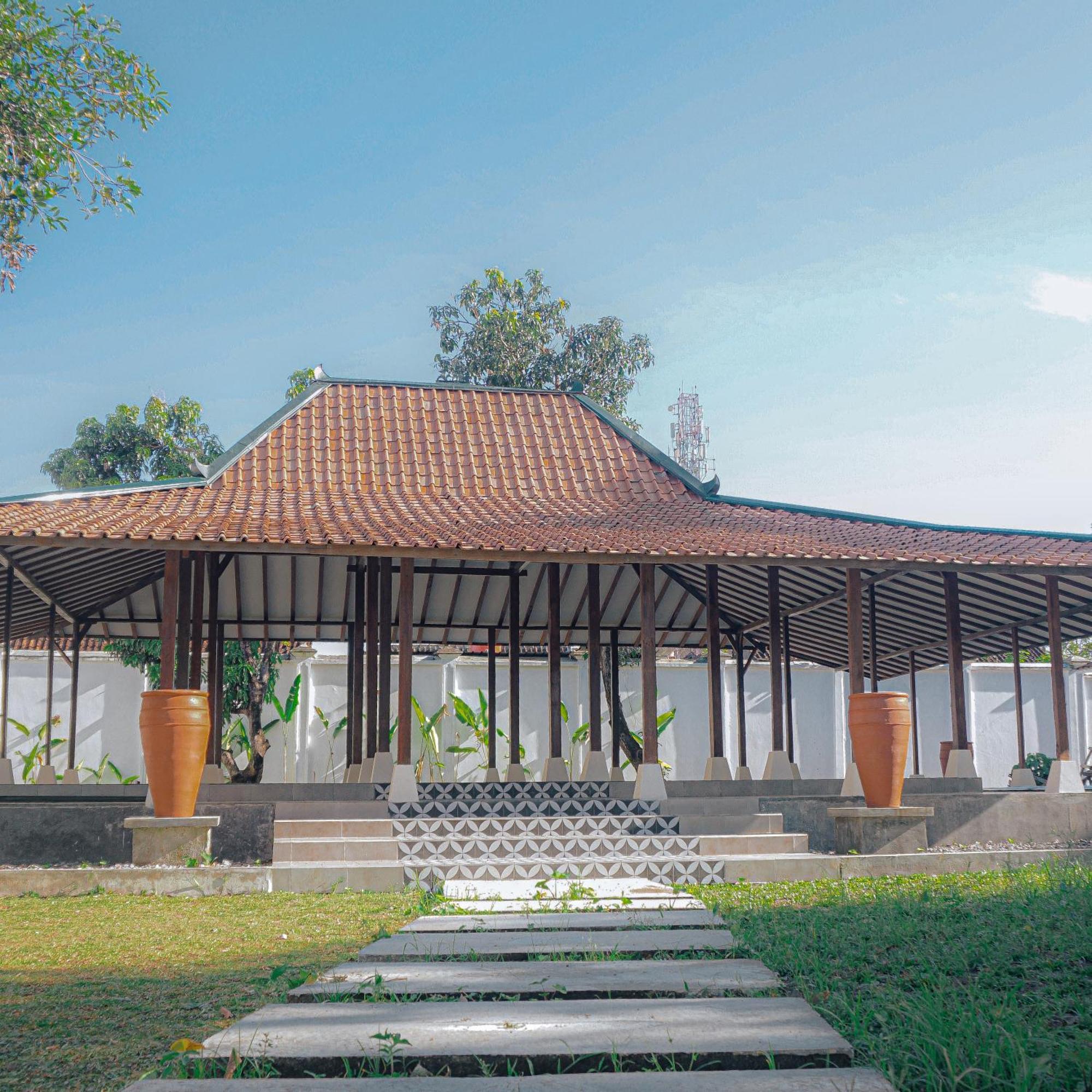 Royal Brongto Hotel Yogyakarta Buitenkant foto