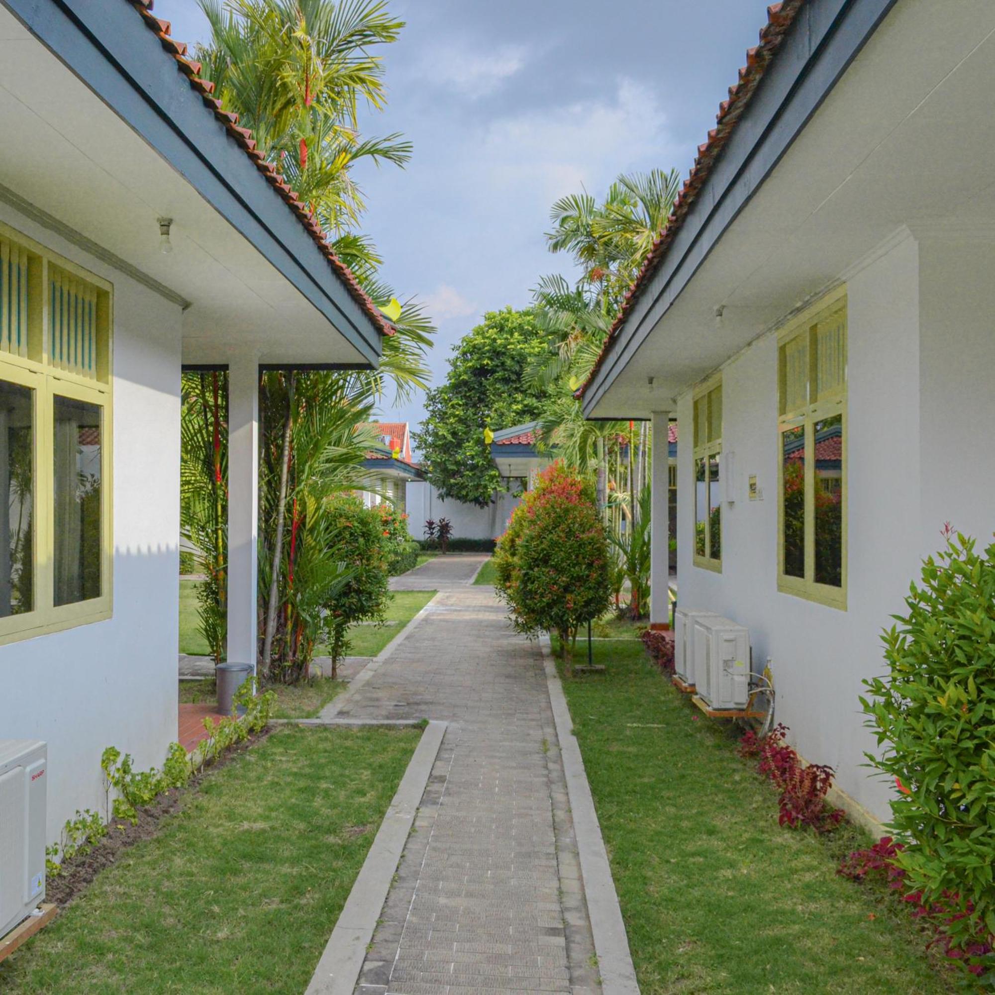 Royal Brongto Hotel Yogyakarta Buitenkant foto