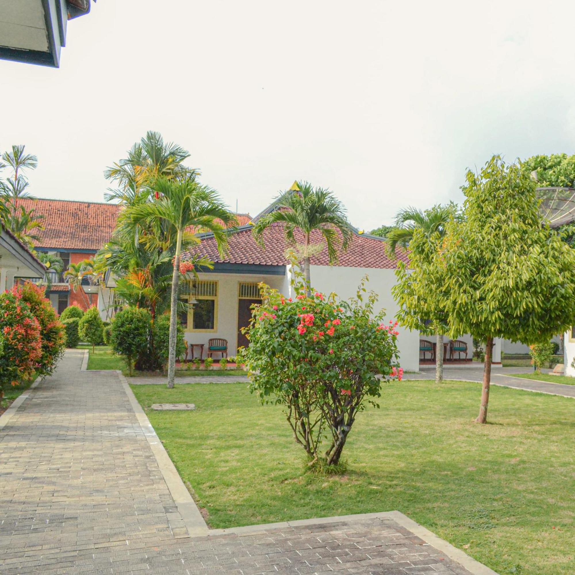Royal Brongto Hotel Yogyakarta Buitenkant foto