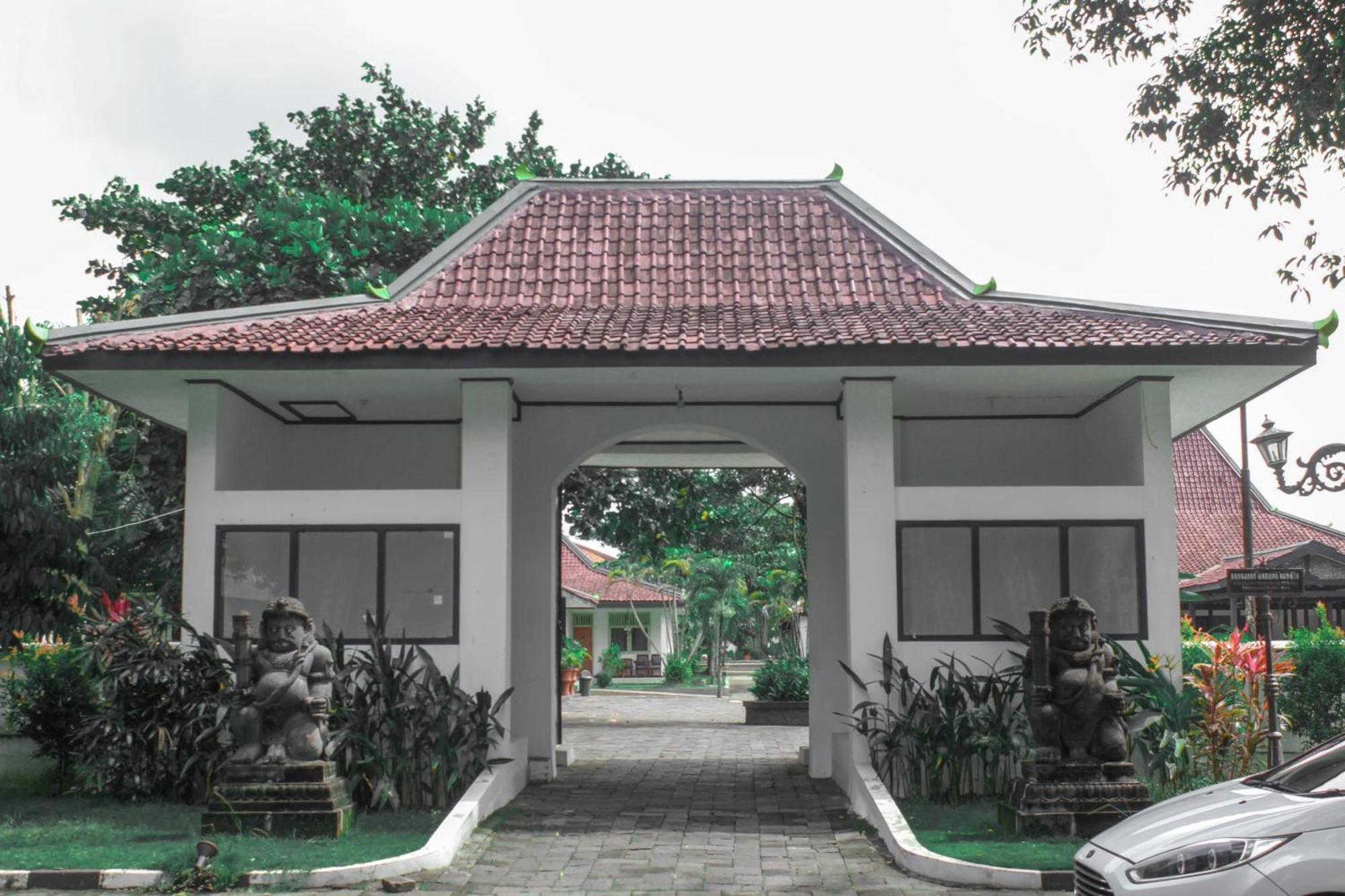Royal Brongto Hotel Yogyakarta Buitenkant foto