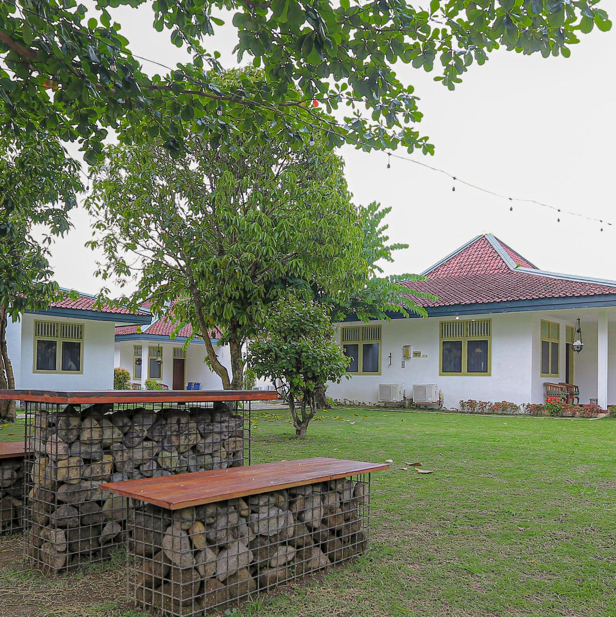 Royal Brongto Hotel Yogyakarta Buitenkant foto