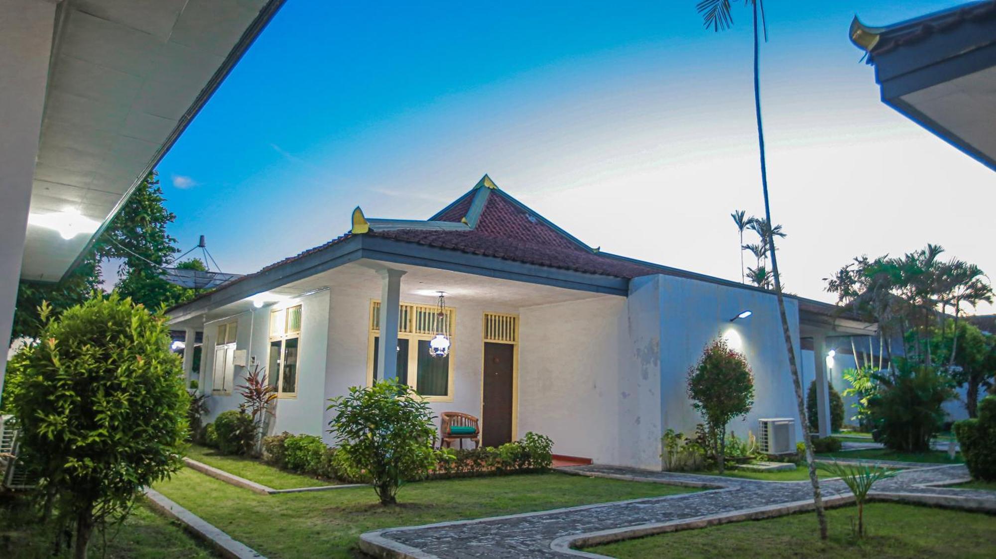 Royal Brongto Hotel Yogyakarta Buitenkant foto