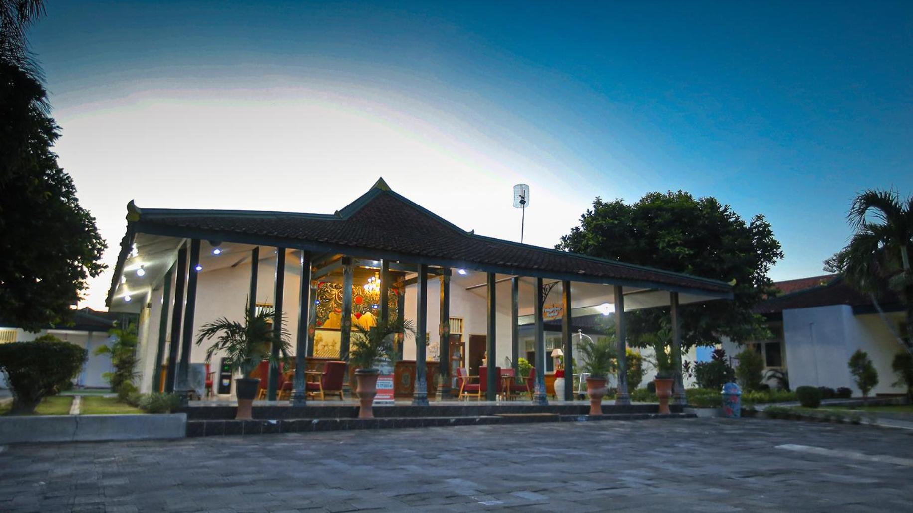 Royal Brongto Hotel Yogyakarta Buitenkant foto