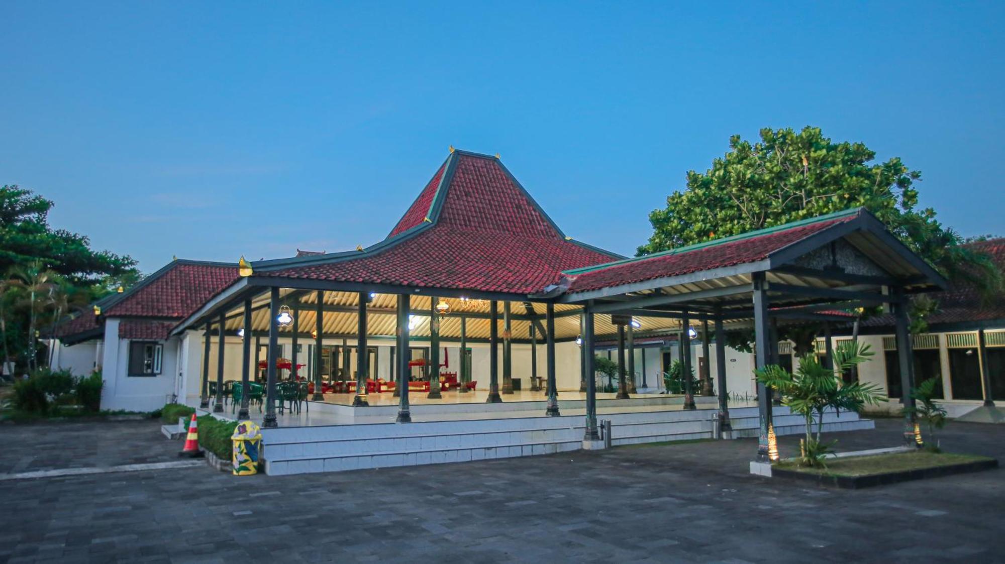 Royal Brongto Hotel Yogyakarta Buitenkant foto