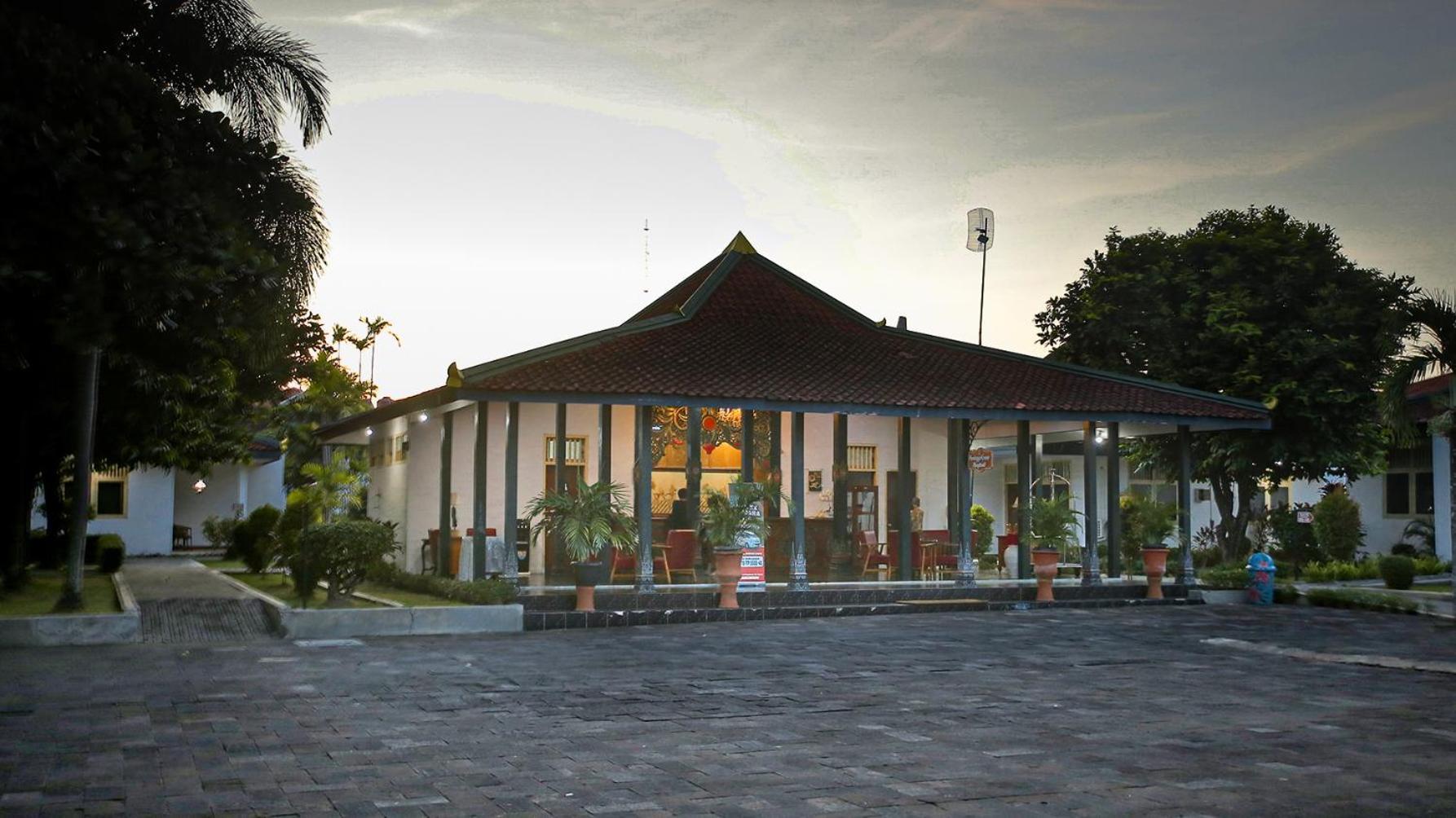 Royal Brongto Hotel Yogyakarta Buitenkant foto