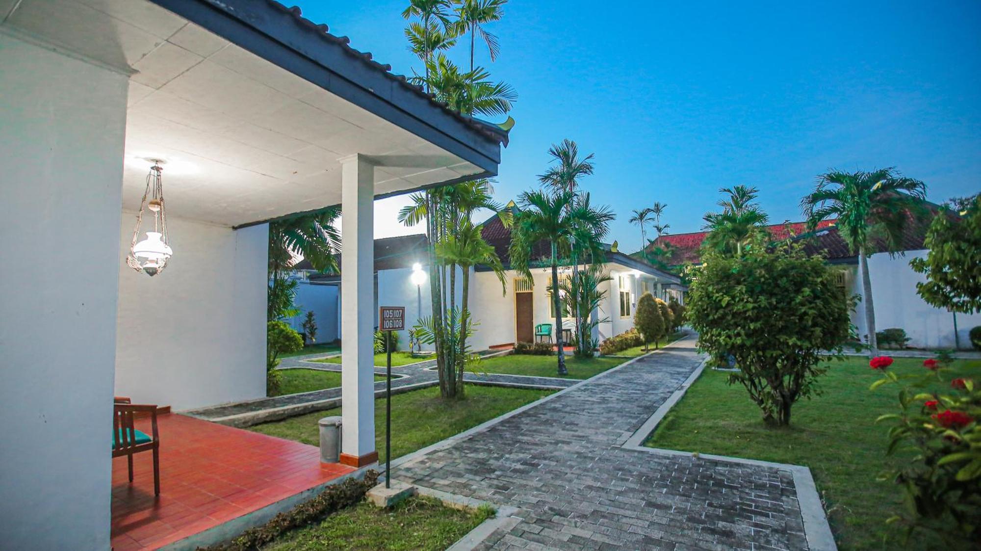 Royal Brongto Hotel Yogyakarta Buitenkant foto