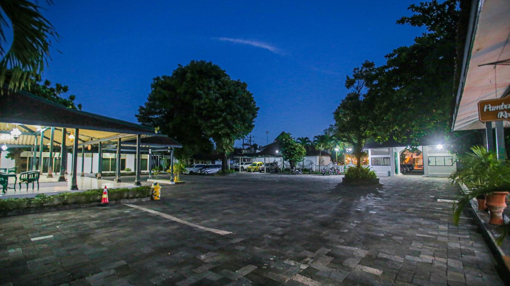 Royal Brongto Hotel Yogyakarta Buitenkant foto