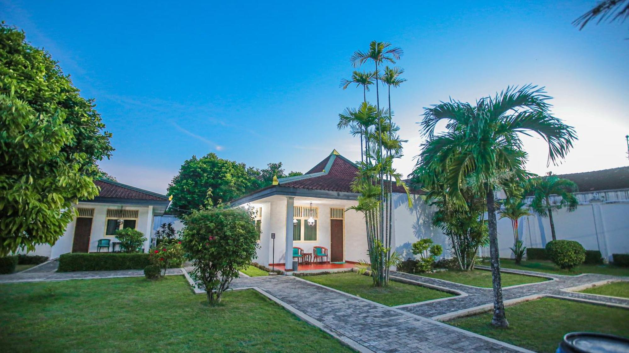 Royal Brongto Hotel Yogyakarta Buitenkant foto