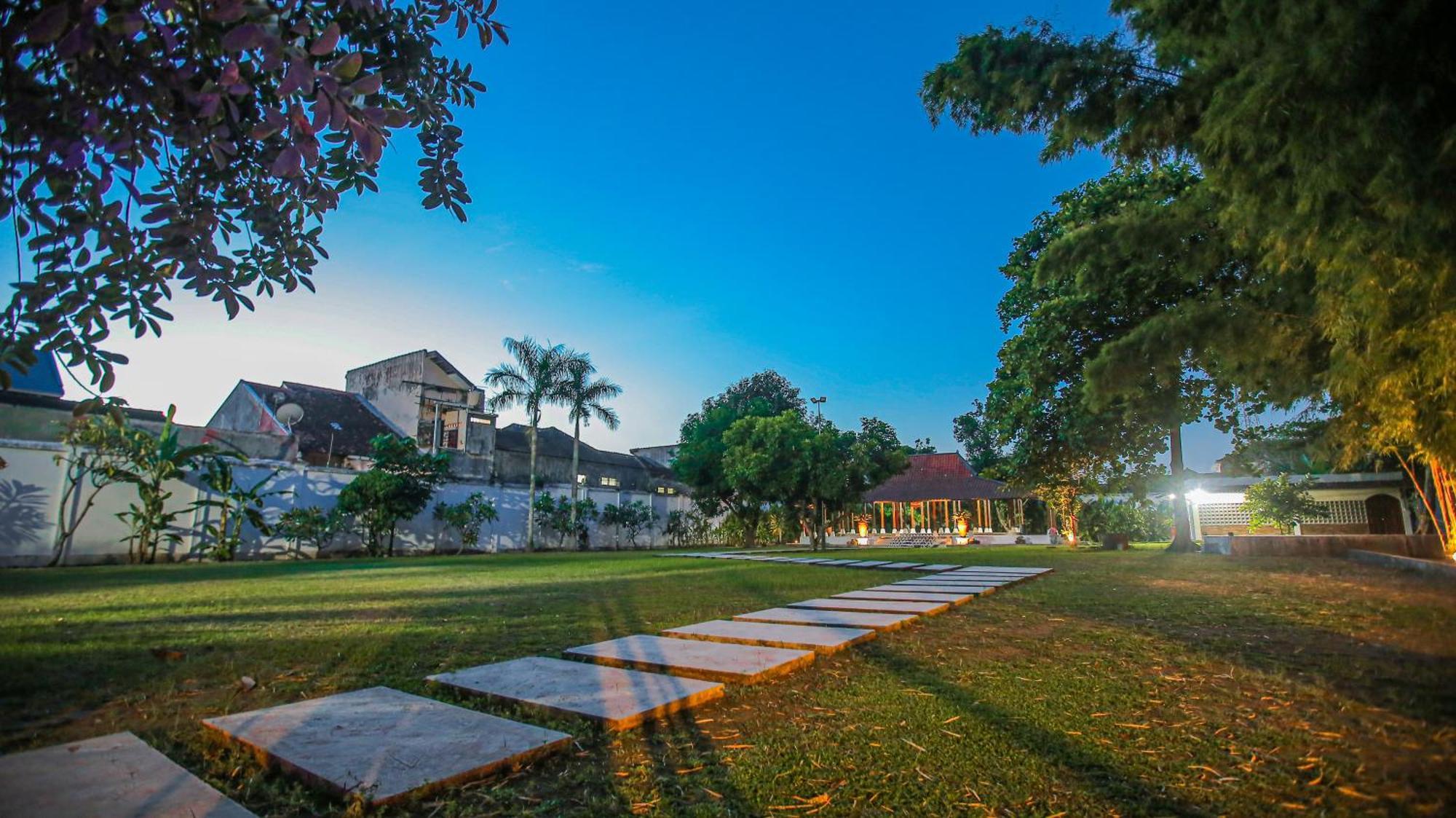 Royal Brongto Hotel Yogyakarta Buitenkant foto