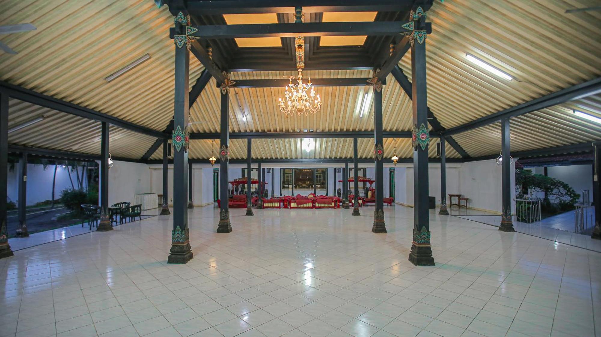 Royal Brongto Hotel Yogyakarta Buitenkant foto