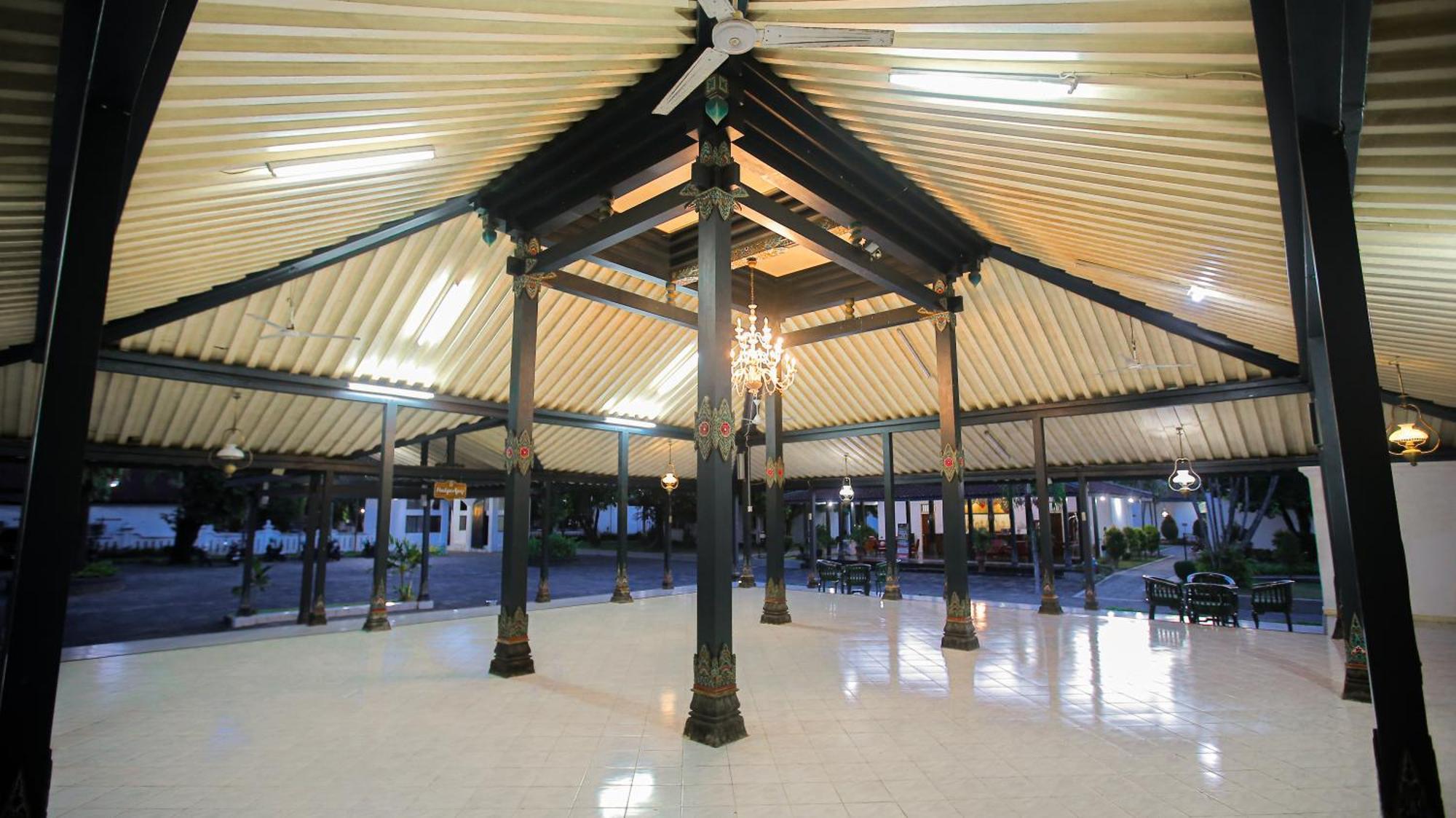 Royal Brongto Hotel Yogyakarta Buitenkant foto