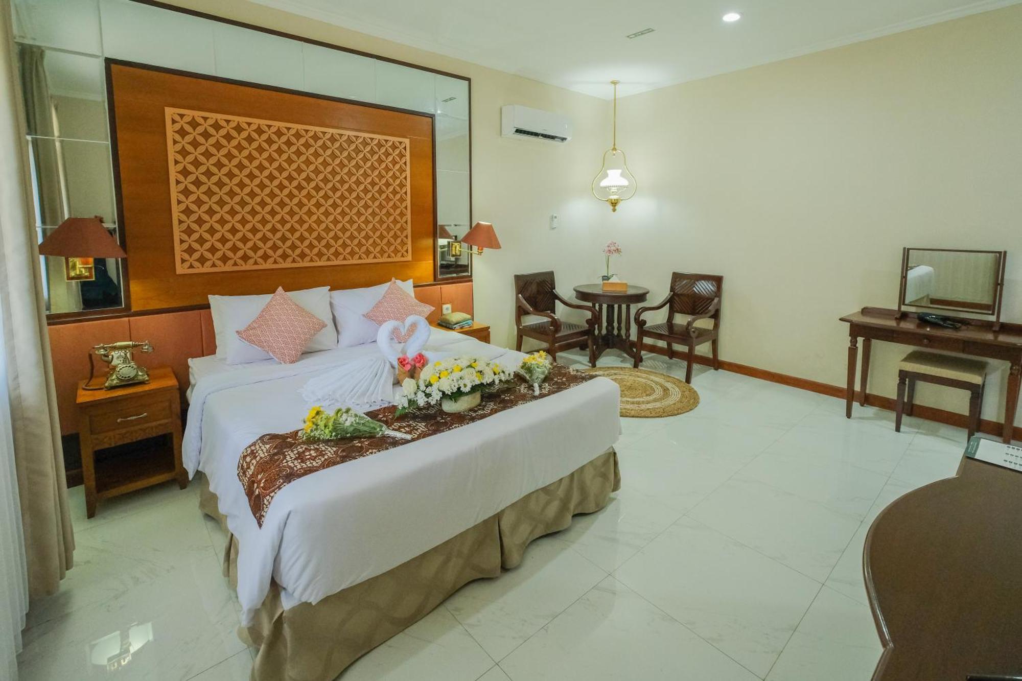 Royal Brongto Hotel Yogyakarta Buitenkant foto