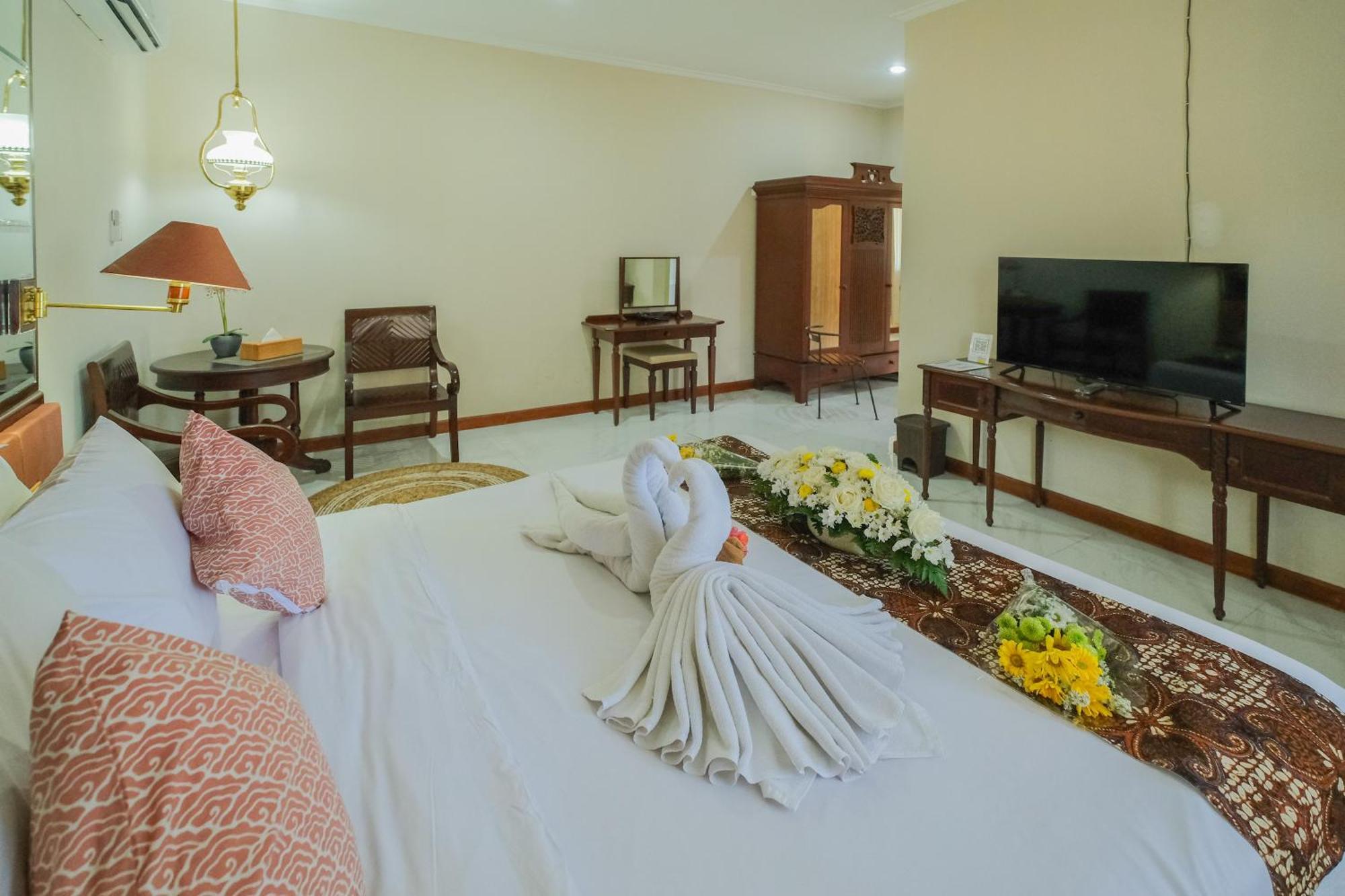 Royal Brongto Hotel Yogyakarta Buitenkant foto