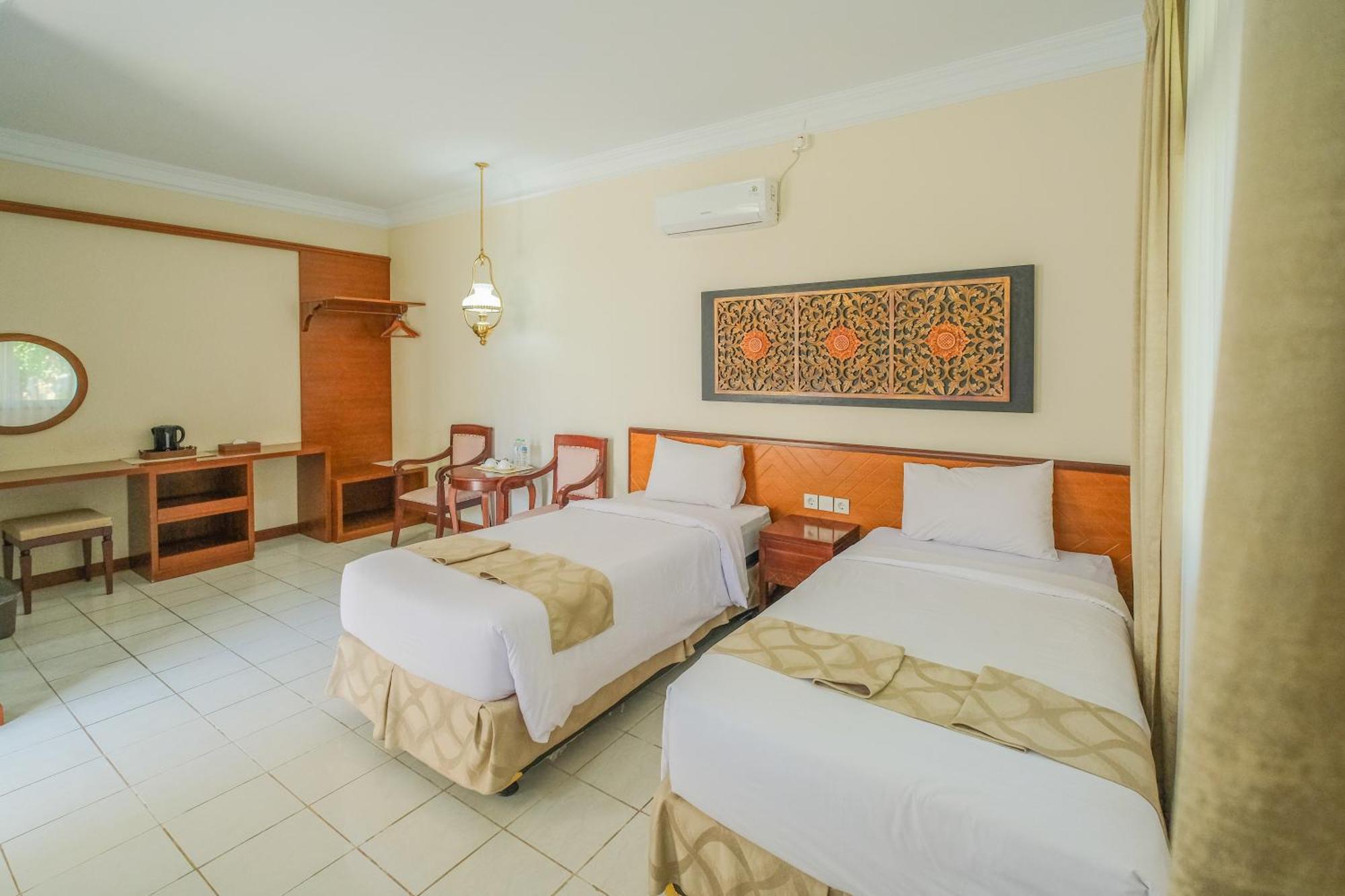 Royal Brongto Hotel Yogyakarta Buitenkant foto