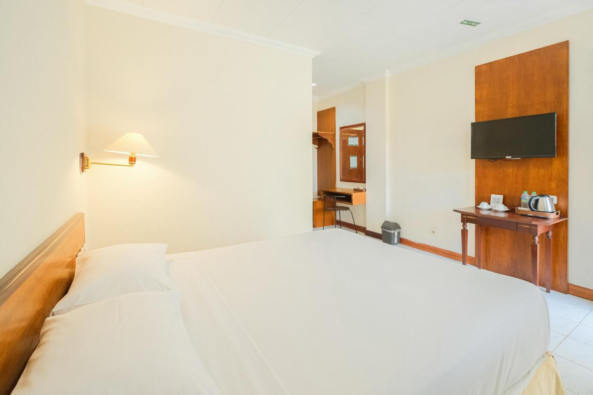 Royal Brongto Hotel Yogyakarta Buitenkant foto