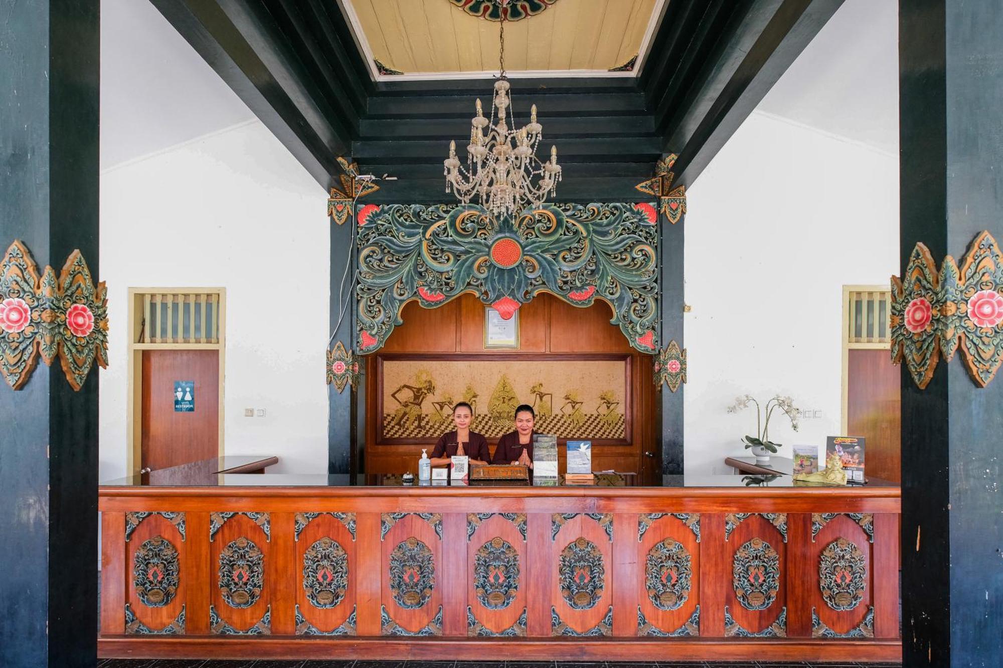 Royal Brongto Hotel Yogyakarta Buitenkant foto