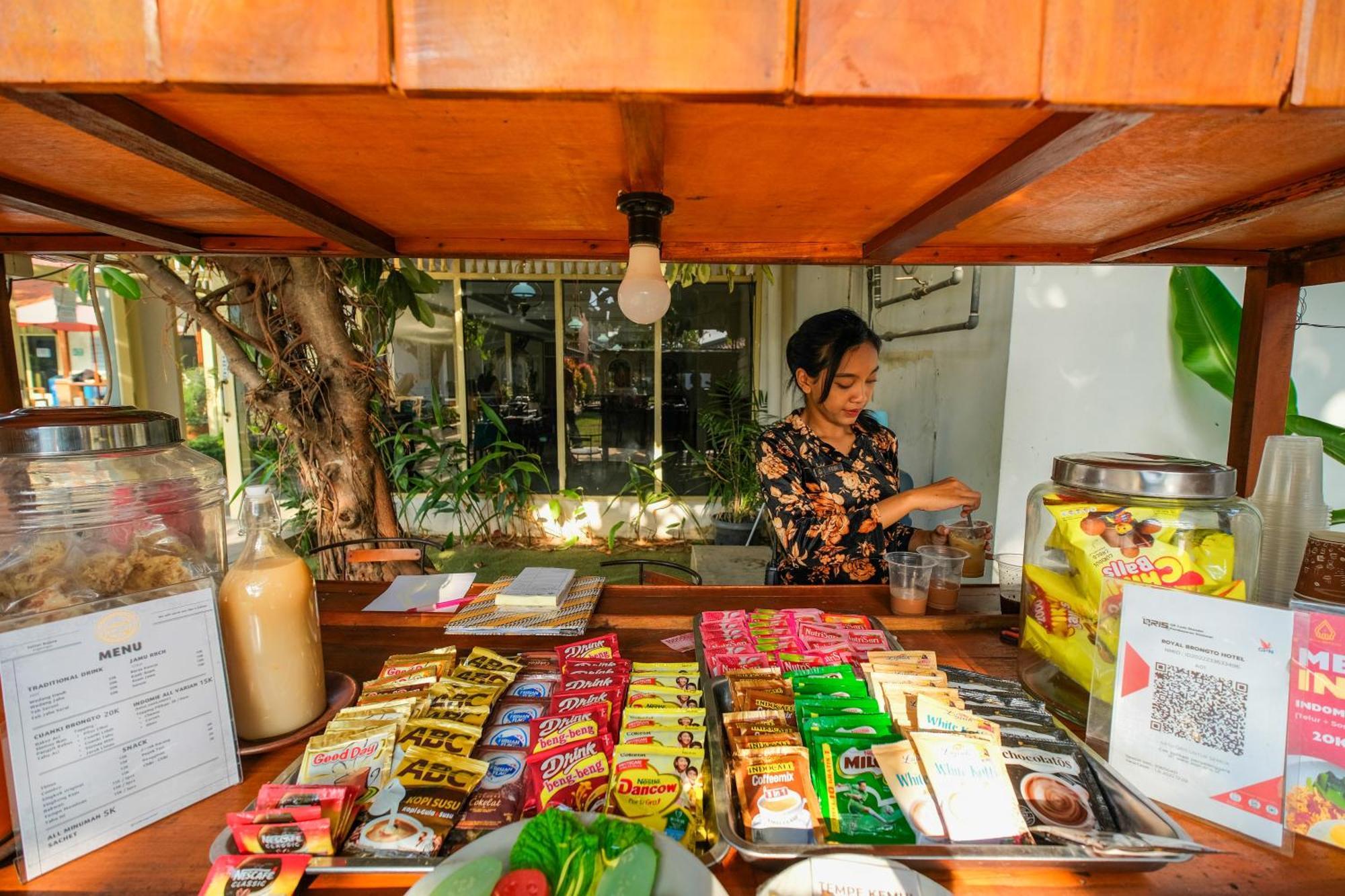 Royal Brongto Hotel Yogyakarta Buitenkant foto