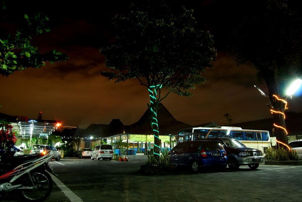 Royal Brongto Hotel Yogyakarta Buitenkant foto